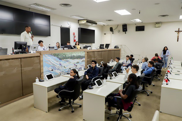 Alunos da E. E. 'Augusto Melega' participam do 'Conheça o Legislativo'