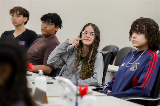 Alunos da E. E. 'Augusto Melega' participam do 'Conheça o Legislativo'