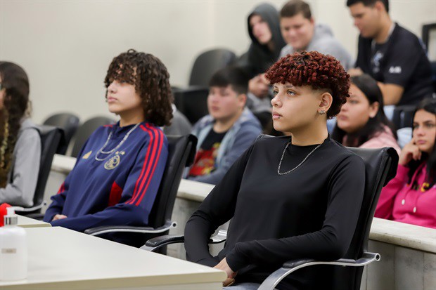 Alunos da E. E. 'Augusto Melega' participam do 'Conheça o Legislativo'