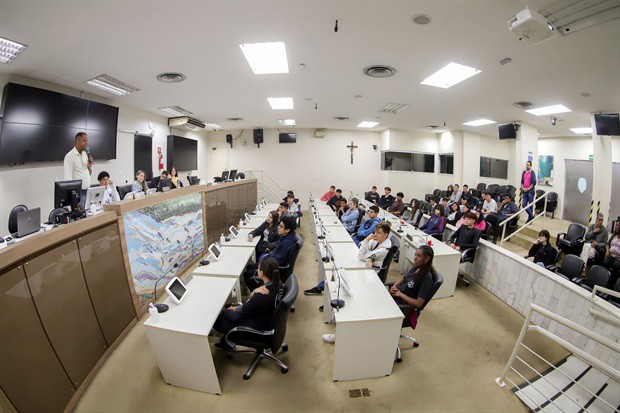 Alunos da E. E. 'Augusto Melega' participam do 'Conheça o Legislativo'