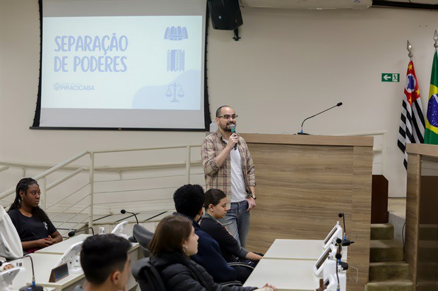 Alunos da E. E. 'Augusto Melega' participam do 'Conheça o Legislativo'