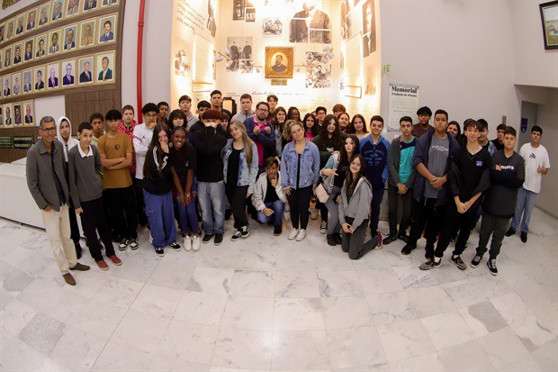 Alunos da E. E. 'Augusto Melega' participam do 'Conheça o Legislativo'