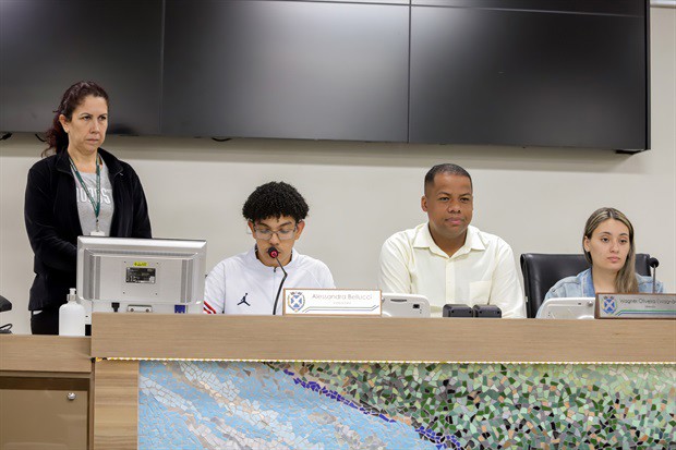 Alunos da E. E. 'Augusto Melega' participam do 'Conheça o Legislativo'