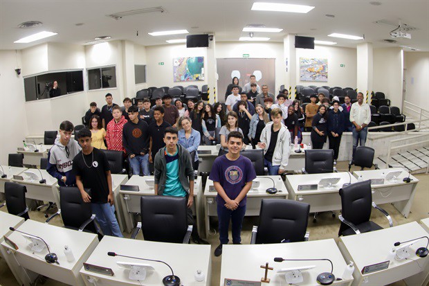 Alunos da E. E. 'Augusto Melega' participam do 'Conheça o Legislativo'