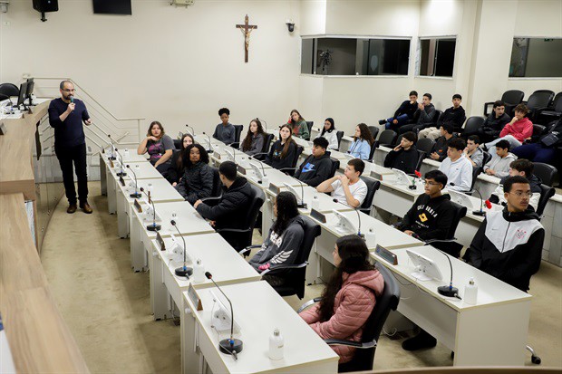 Estudantes da "Augusto Melega' participam do 'Conheça o Legislativo'