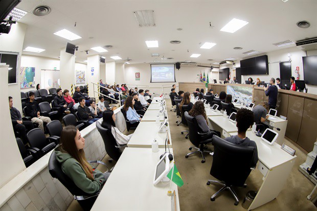 Estudantes da "Augusto Melega' participam do 'Conheça o Legislativo'