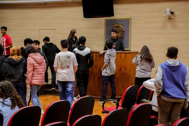 Estudantes da "Augusto Melega' participam do 'Conheça o Legislativo'