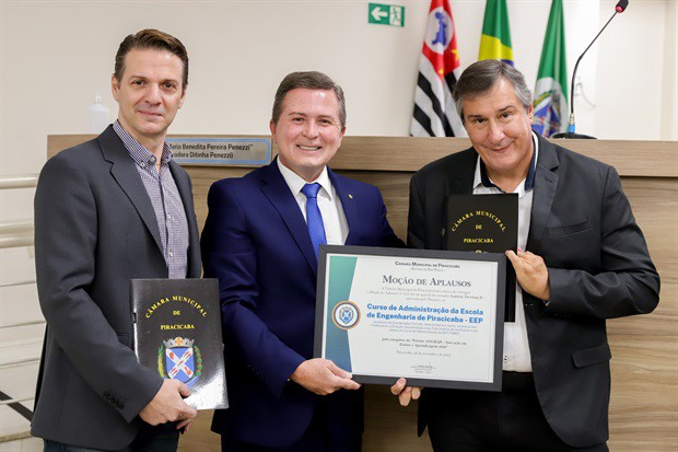 Moção de aplausos foi entregue durante a reunião ordinária desta quinta-feira