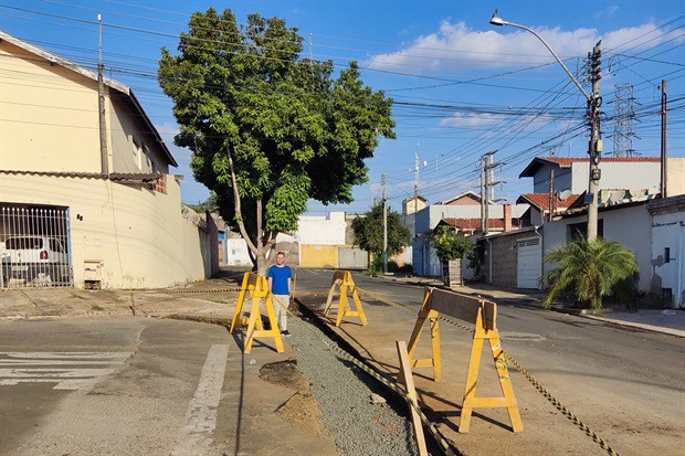 Gustavo Pompeo verificou início de construção de valeta que tem por intuito melhorar escoamento das águas das chuvas