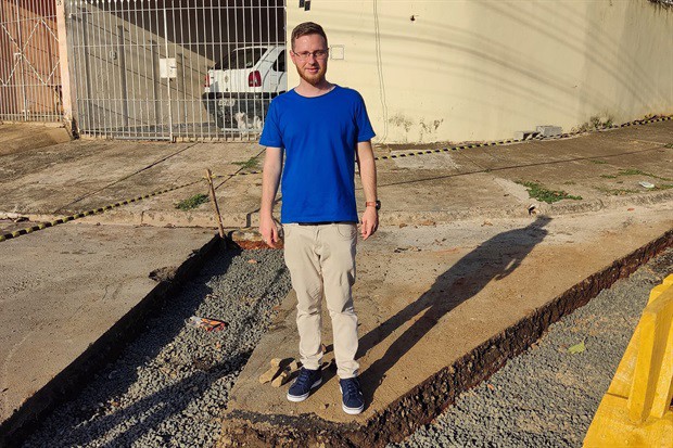 Gustavo Pompeo verificou início de construção de valeta que tem por intuito melhorar escoamento das águas das chuvas