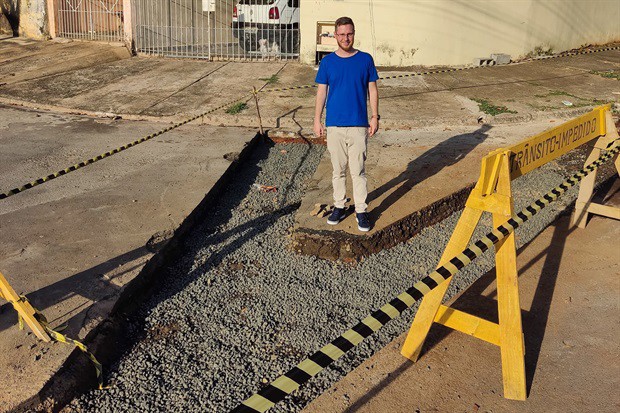 Gustavo Pompeo verificou início de construção de valeta que tem por intuito melhorar escoamento das águas das chuvas