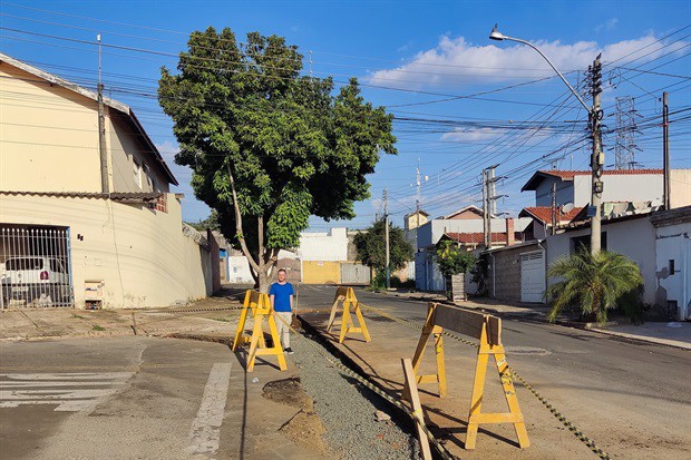 Gustavo Pompeo verificou início de construção de valeta que tem por intuito melhorar escoamento das águas das chuvas