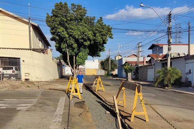 Gustavo Pompeo verificou início de construção de valeta que tem por intuito melhorar escoamento das águas das chuvas
