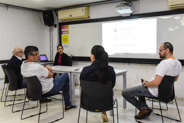 Conselheiros da Escola se reuniram na manhã desta segunda-feira (10)