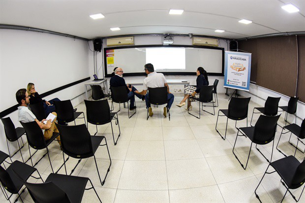 Conselheiros da Escola se reuniram na manhã desta segunda-feira (10)