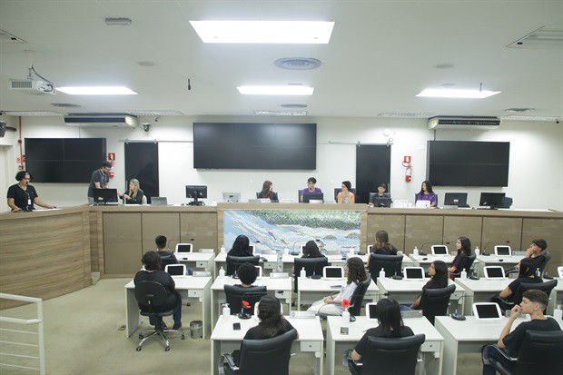 Estudantes da 'Juracy Neves de Mello Ferracciu' visitam a Câmara