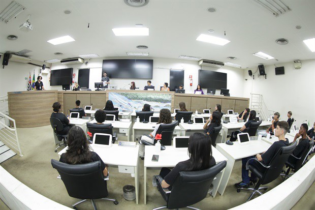 Estudantes da 'Juracy Neves de Mello Ferracciu' visitam a Câmara