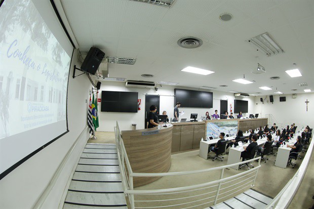 Estudantes da 'Juracy Neves de Mello Ferracciu' visitam a Câmara