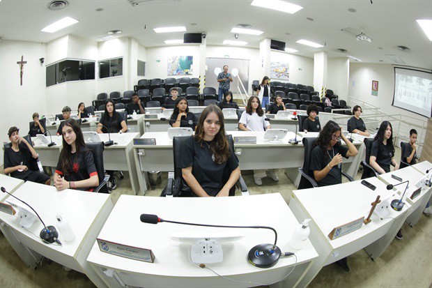 Estudantes da 'Juracy Neves de Mello Ferracciu' visitam a Câmara