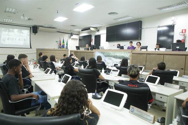 Estudantes da 'Juracy Neves de Mello Ferracciu' visitam a Câmara