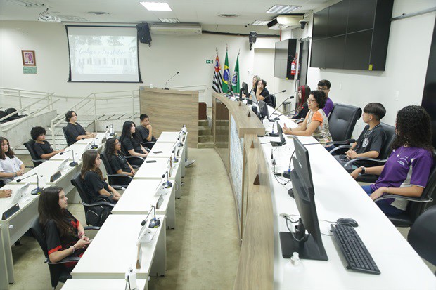 Estudantes da 'Juracy Neves de Mello Ferracciu' visitam a Câmara