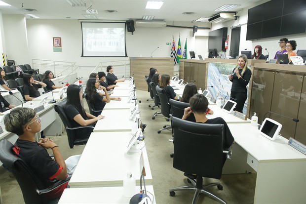Estudantes da 'Juracy Neves de Mello Ferracciu' visitam a Câmara