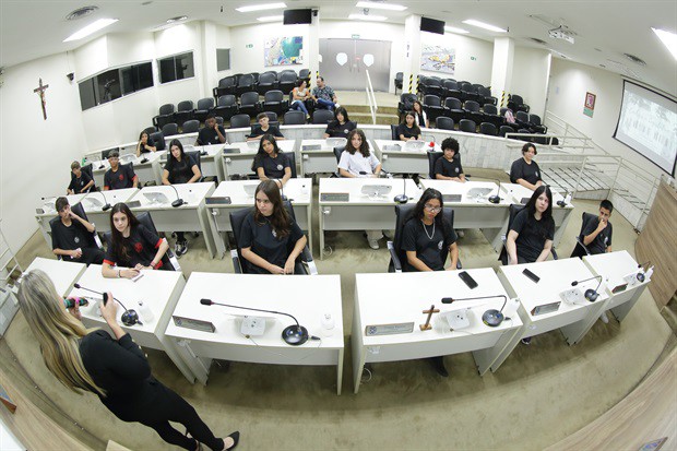 Estudantes da 'Juracy Neves de Mello Ferracciu' visitam a Câmara