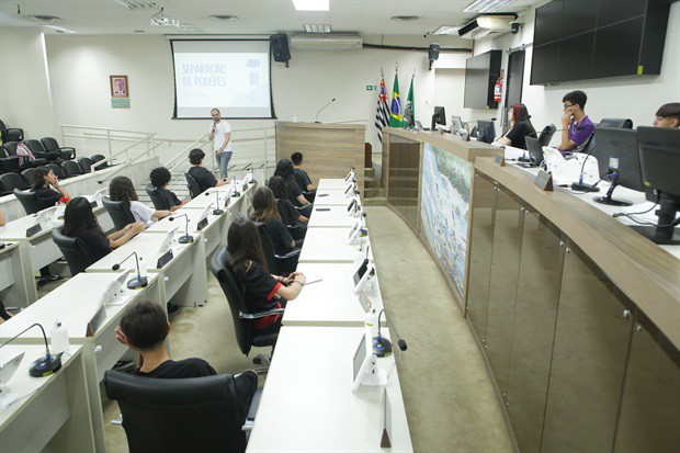 Estudantes da 'Juracy Neves de Mello Ferracciu' visitam a Câmara