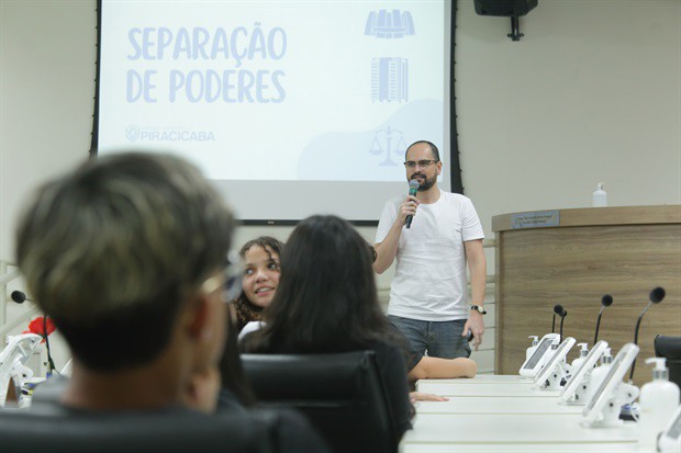 Estudantes da 'Juracy Neves de Mello Ferracciu' visitam a Câmara