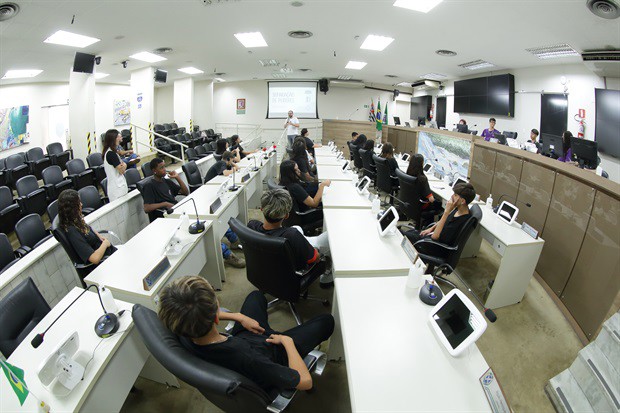 Estudantes da 'Juracy Neves de Mello Ferracciu' visitam a Câmara