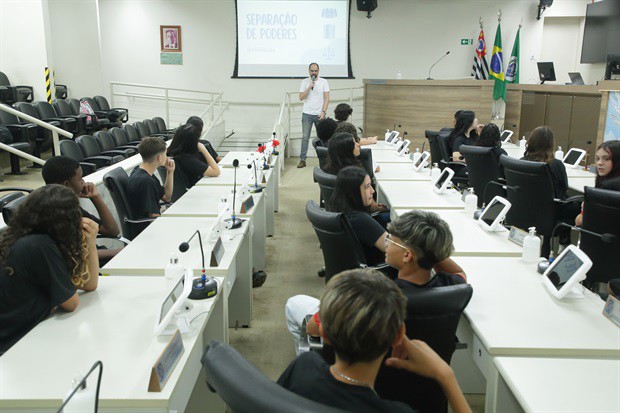 Estudantes da 'Juracy Neves de Mello Ferracciu' visitam a Câmara