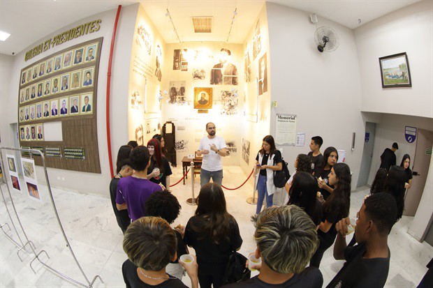 Estudantes da 'Juracy Neves de Mello Ferracciu' visitam a Câmara