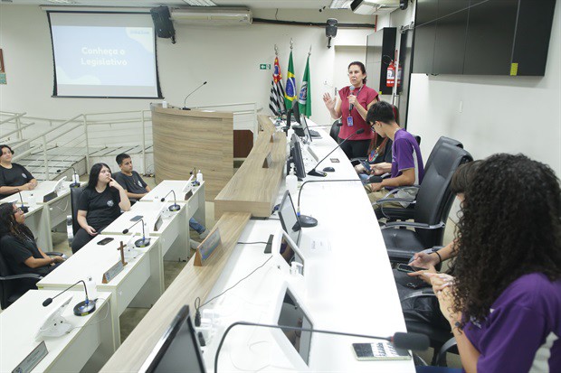 Estudantes da 'Juracy Neves de Mello Ferracciu' visitam a Câmara