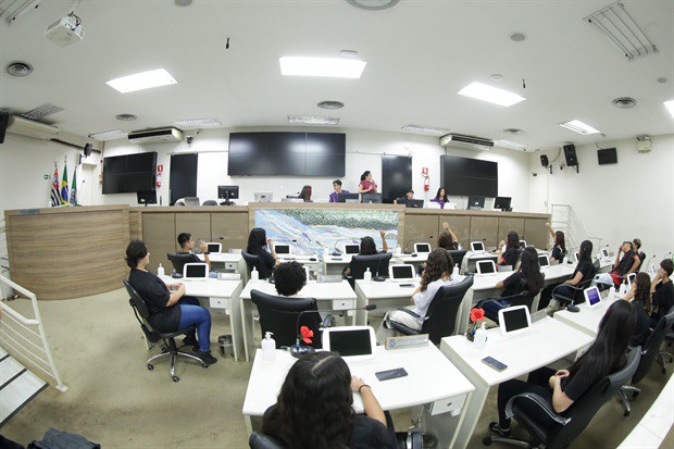 Estudantes da 'Juracy Neves de Mello Ferracciu' visitam a Câmara