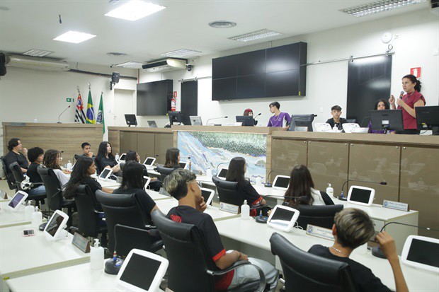 Estudantes da 'Juracy Neves de Mello Ferracciu' visitam a Câmara