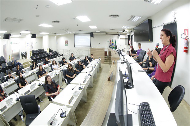 Estudantes da 'Juracy Neves de Mello Ferracciu' visitam a Câmara