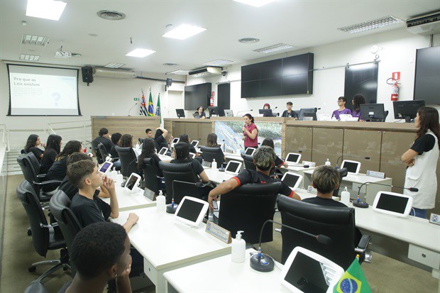Estudantes da 'Juracy Neves de Mello Ferracciu' visitam a Câmara