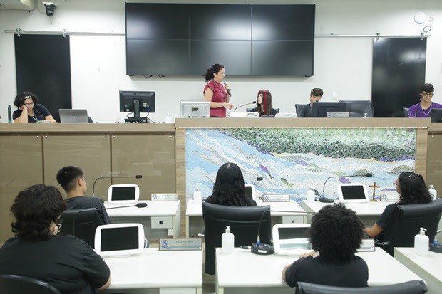 Estudantes da 'Juracy Neves de Mello Ferracciu' visitam a Câmara