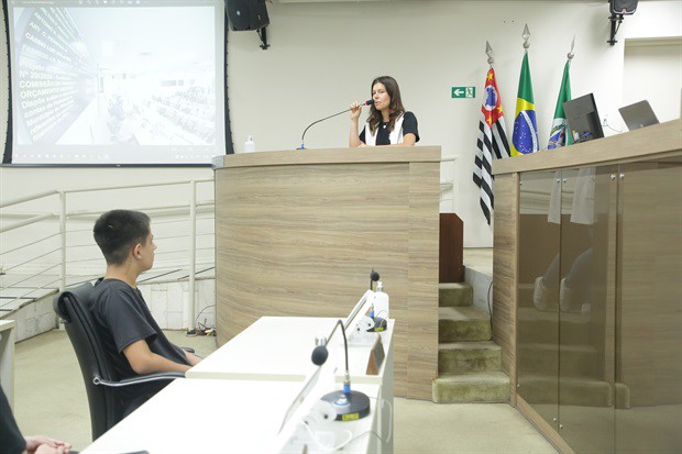 Estudantes da 'Juracy Neves de Mello Ferracciu' visitam a Câmara
