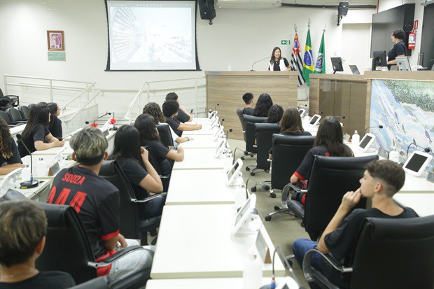 Estudantes da 'Juracy Neves de Mello Ferracciu' visitam a Câmara