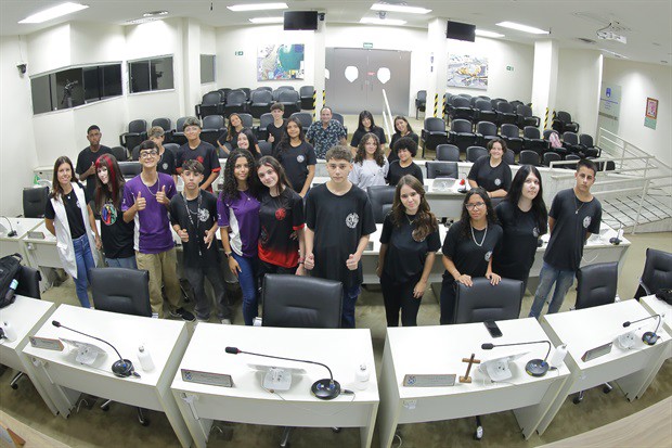 Estudantes da 'Juracy Neves de Mello Ferracciu' visitam a Câmara