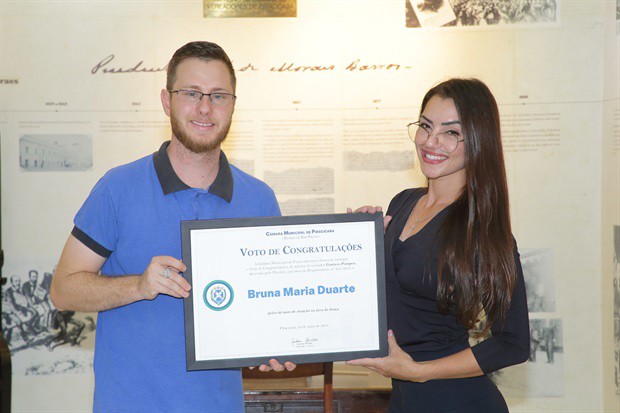 Bailarina e dançarina Bruna Maria Duarte é congratulada pela Câmara Municipal