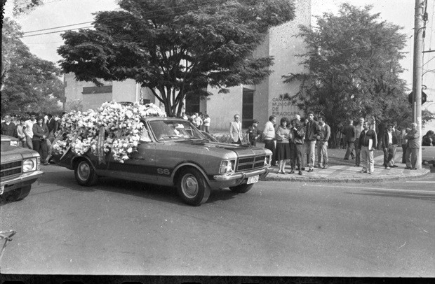 Cortejo com o corpo de Ditinha Penezzi saindo da Câmara Municipal de Piracicaba