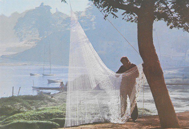 Cartão Postal de Piracicaba, sem informações quanto a datação, com a imagem de um pescador no Rio Piracicaba, elaborado pela então Coordenadoria Municipal de Turismo