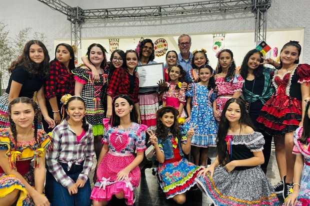 Moção contempla trajetória de colégio em 15 anos de atividades