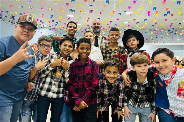 Moção contempla trajetória de colégio em 15 anos de atividades