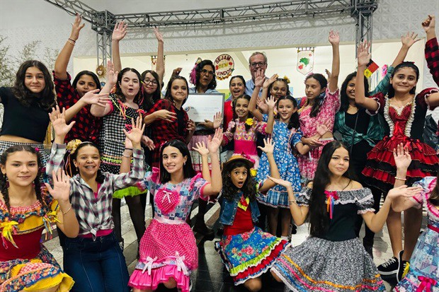 Moção contempla trajetória de colégio em 15 anos de atividades