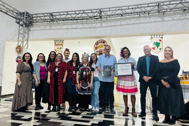 Moção contempla trajetória de colégio em 15 anos de atividades