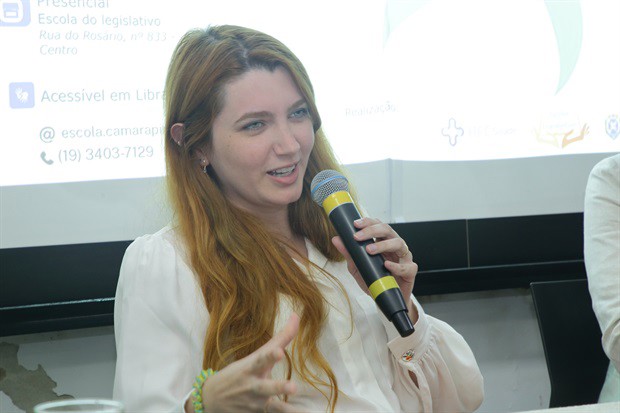 Palestrante Lara Cochete Moura Fé, médica cirurgiã de cabeça e pescoço