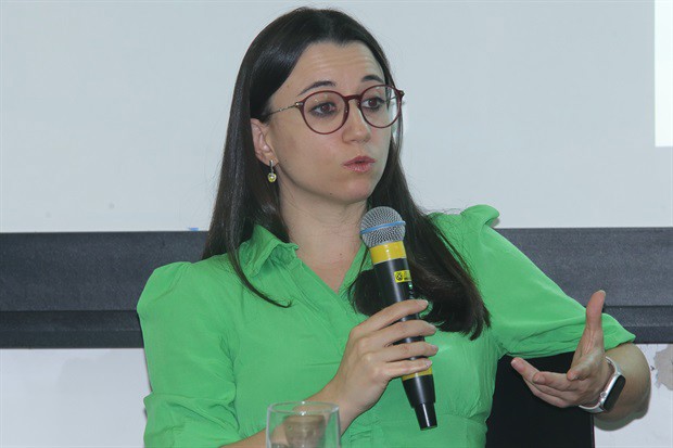 A palestrante Letícia Franceschi, especialista em cirurgia geral e de cabeça e pescoço